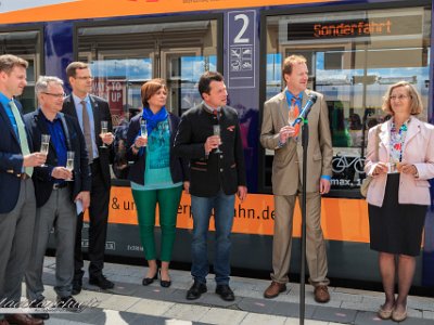 IMG 2209  Von links:  Hofer Landrat Dr. Oliver Bär, stellvertretender Bürgermeister Michal Pospíšil von Eger, ,Länderbahn-Chef Gerhard Knöbel, Pressesprecherin Radka Pistoriusová von der tschechischen Staatsbahn ˇCeské dráhy, der Hofer Oberbürgermeister Dr. Harald Fichtner, stellvertretender Bürgermeister Pavel Klepácek aus Asch und Dolmetscherin Maria Hammerich-Maier. Namen entnommen aus Frankenpostartikel vom 22. Mai 2017